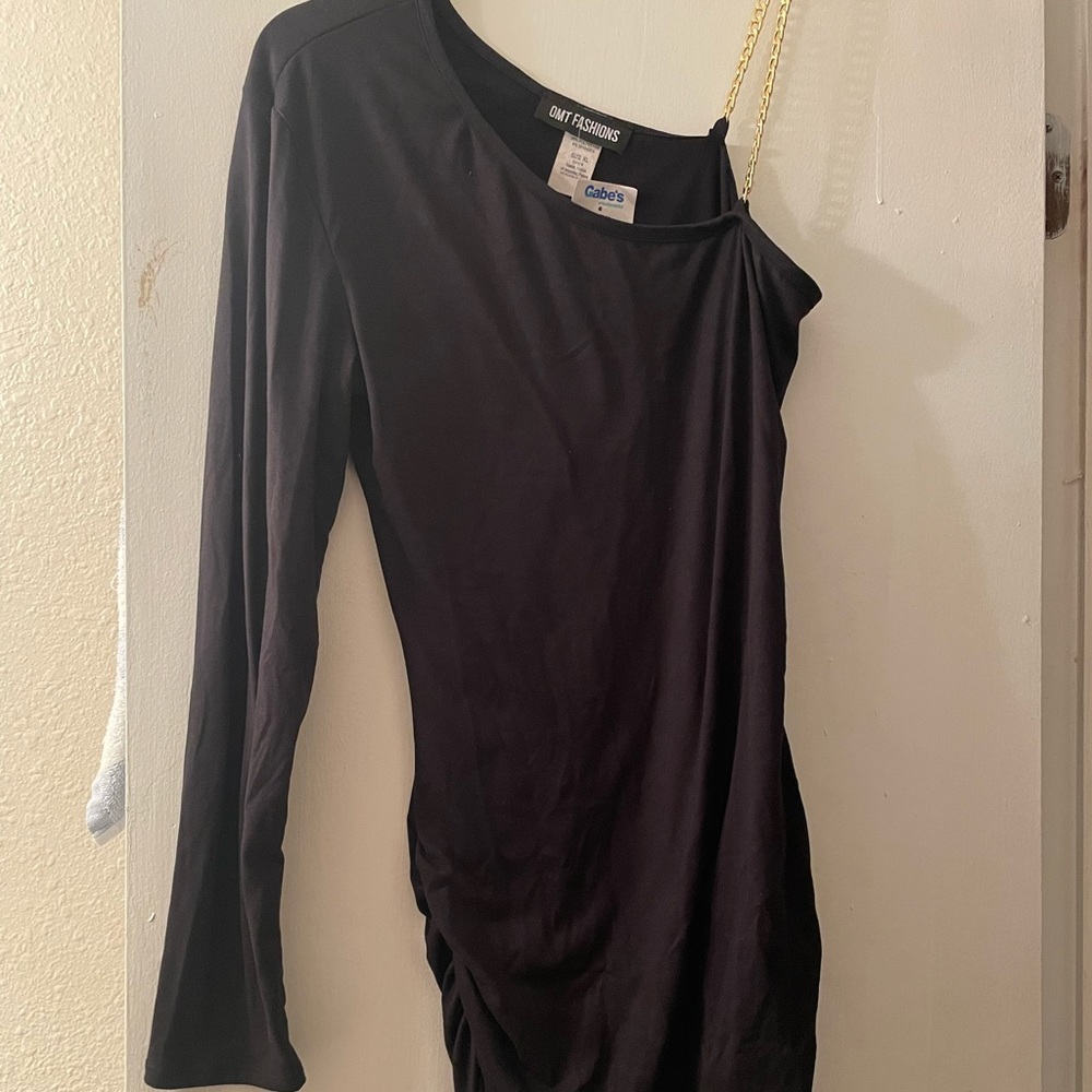 Little black dress with gold chain 🖤